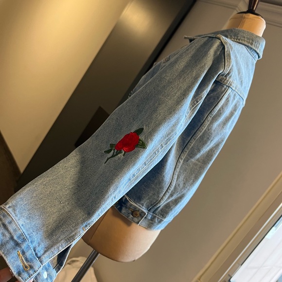 NWT 🌹 Roses embroidery blue denim jacked M - Picture 10 of 13